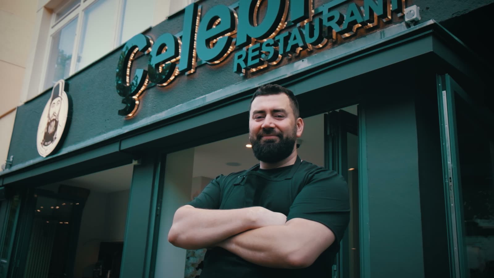 Der Gastgeber vor dem Restaurant