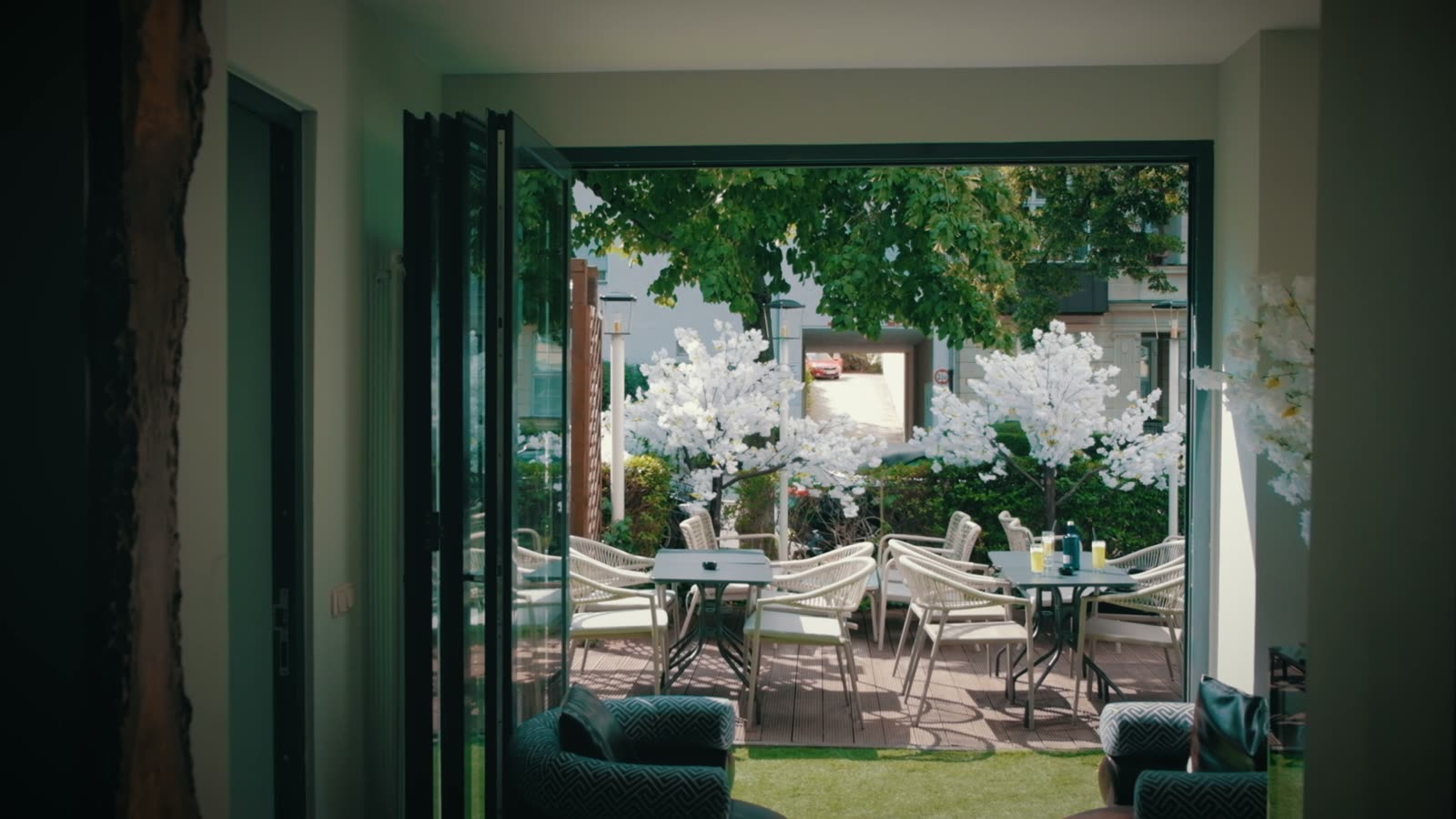 Blick aus dem Restaurant in den Garten